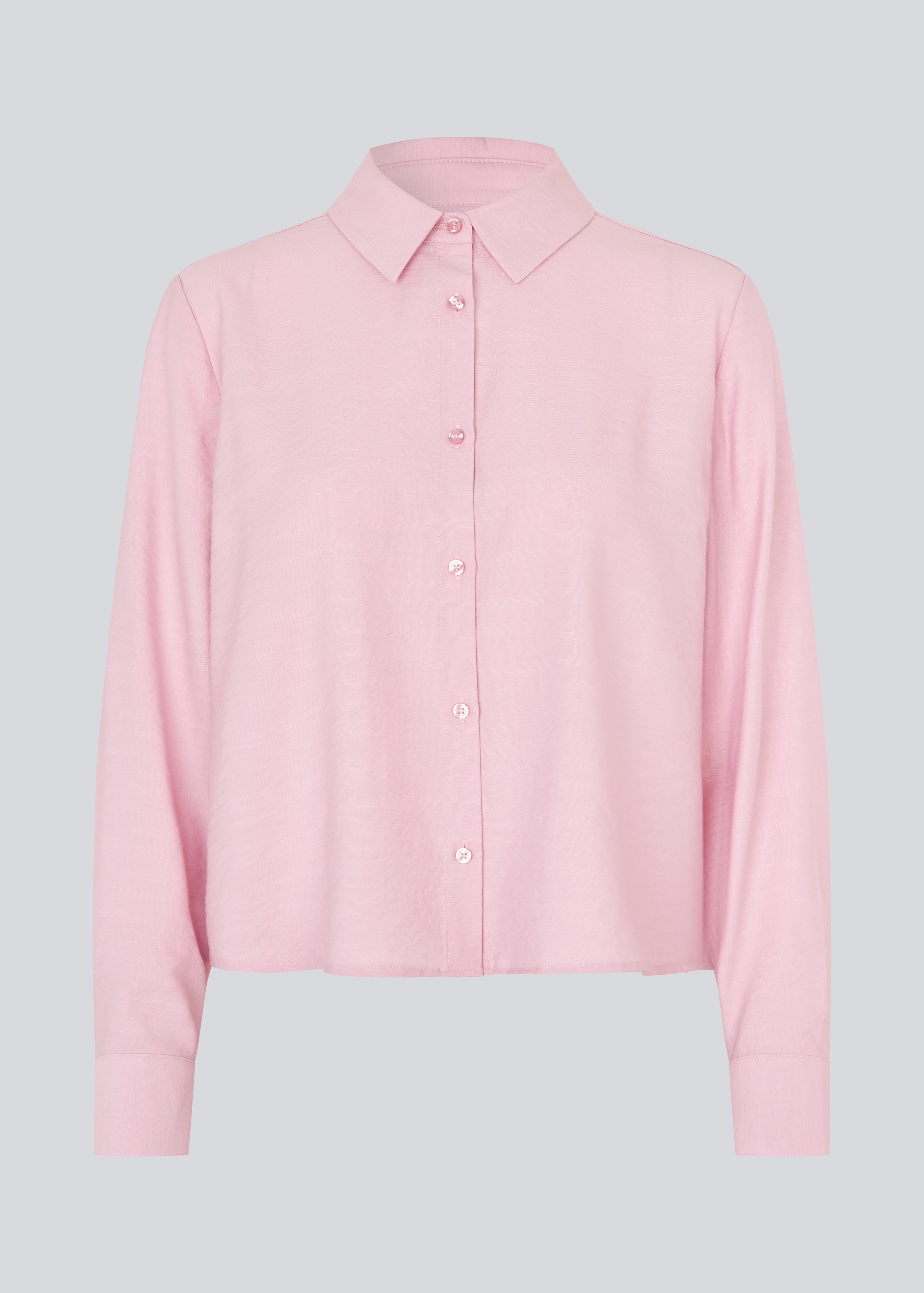 Skjorte i lyserød i en let EcoVero viskose med løs pasform. HudgesMD shirt har krave og knaplukning fortil og lange ærmer med manchet.&nbsp;
