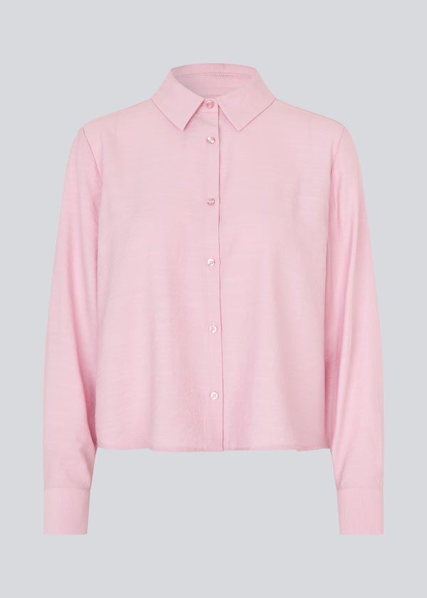 Skjorte i lyserød i en let EcoVero viskose med løs pasform. HudgesMD shirt har krave og knaplukning fortil og lange ærmer med manchet.&nbsp;
