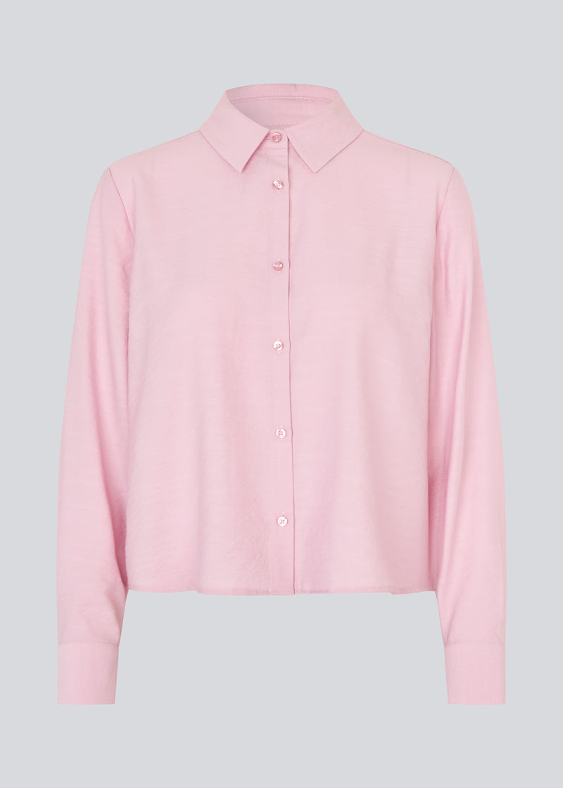 Skjorte i lyserød i en let EcoVero viskose med løs pasform. HudgesMD shirt har krave og knaplukning fortil og lange ærmer med manchet.&nbsp;
