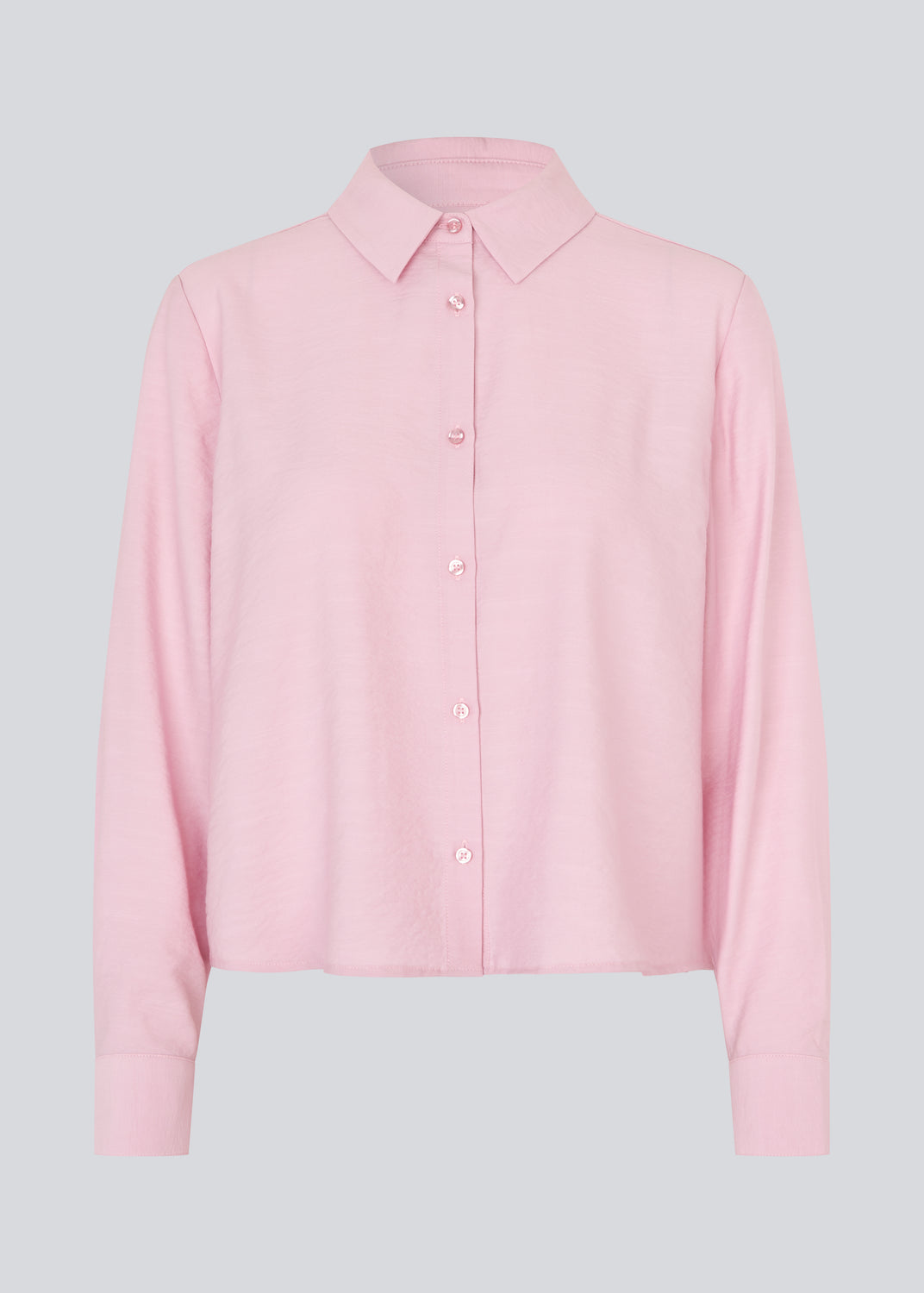Skjorte i lyserød i en let EcoVero viskose med løs pasform. HudgesMD shirt har krave og knaplukning fortil og lange ærmer med manchet.&nbsp;
