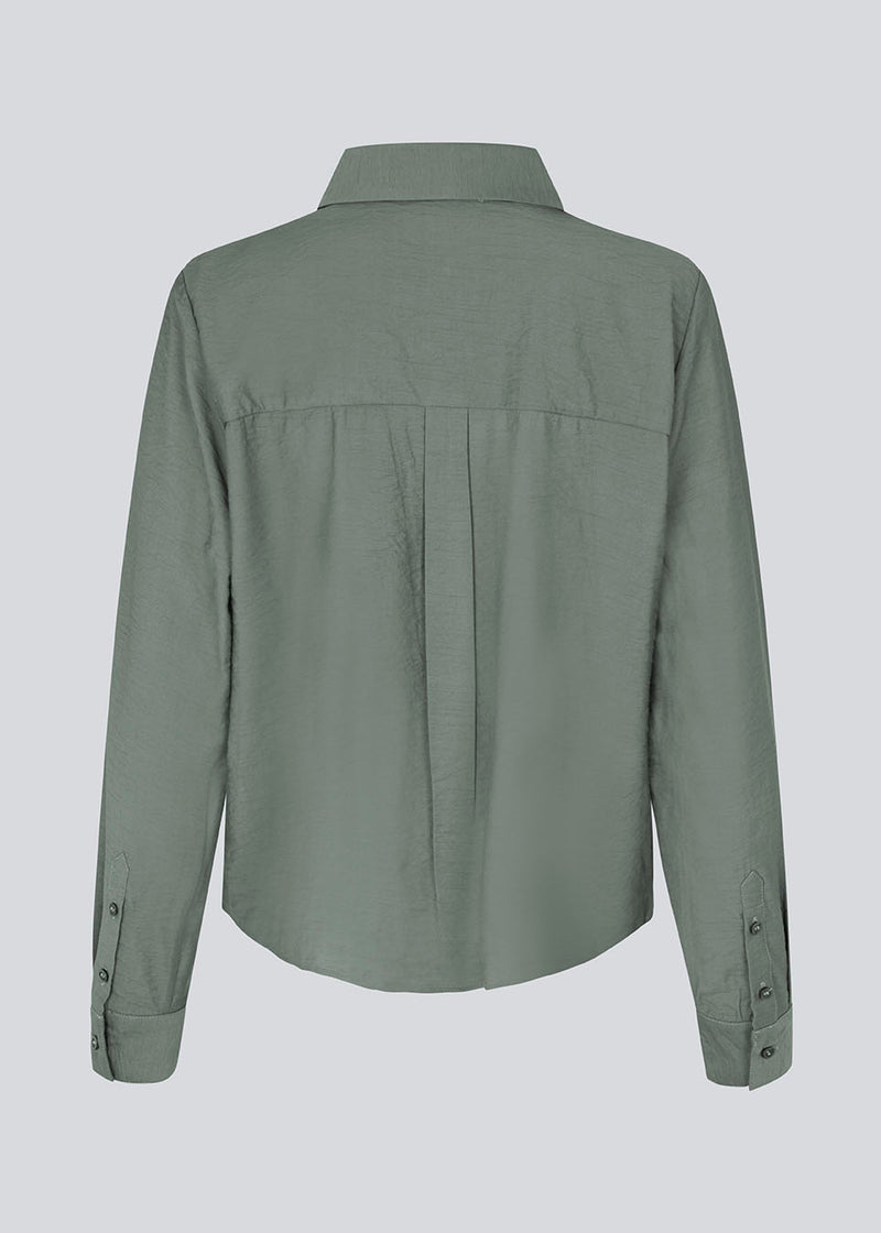 Skjorte i lys grøn i en let EcoVero viskose med løs pasform. HudgesMD shirt har krave og knaplukning fortil og lange ærmer med manchet.&nbsp;