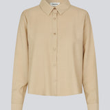 Skjorte i beige i en let EcoVero viskose med løs pasform. HudgesMD shirt har krave og knaplukning fortil og lange ærmer med manchet.&nbsp;