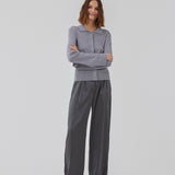Bukser i satin med lynlåsgylp og knap i taljen. HudsonMD pants har en almindelig talje med læg, skrå sidelommer og dekorative paspolerede baglommer. Modellen er 175 cm og har en størrelse S/36 på.