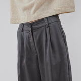 Bukser i satin med lynlåsgylp og knap i taljen. HudsonMD pants har en almindelig talje med læg, skrå sidelommer og dekorative paspolerede baglommer. Modellen er 175 cm og har en størrelse S/36 på.