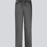 Bukser i satin med lynlåsgylp og knap i taljen. HudsonMD pants har en almindelig talje med læg, skrå sidelommer og dekorative paspolerede baglommer. Modellen er 175 cm og har en størrelse S/36 på.
