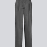 Bukser i satin med lynlåsgylp og knap i taljen. HudsonMD pants har en almindelig talje med læg, skrå sidelommer og dekorative paspolerede baglommer. Modellen er 175 cm og har en størrelse S/36 på.