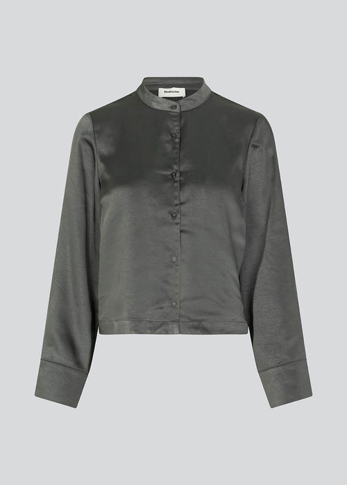 Skjorte i satin med løs pasform og en smule cropped længde. HudsonMD shirt har kinakrave og knapper fortil, samt lange brede ærmer med manchet.