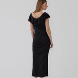 Kropsnær kjole med midi længde. HugoMD dress har en bred og dyb udskæring både foran og bagpå med bred flæsedetalje, samt elastisk rynkedetalje i siderne. Modellen er 175 cm og har en størrelse S/36 på.
