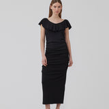 Kropsnær kjole med midi længde. HugoMD dress har en bred og dyb udskæring både foran og bagpå med bred flæsedetalje, samt elastisk rynkedetalje i siderne. Modellen er 175 cm og har en størrelse S/36 på.