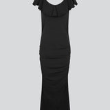 Kropsnær kjole med midi længde. HugoMD dress har en bred og dyb udskæring både foran og bagpå med bred flæsedetalje, samt elastisk rynkedetalje i siderne. Modellen er 175 cm og har en størrelse S/36 på.