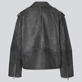 Jakke i blød lammelæder med skrå lynlås foran, revers med trykknapper og lange ærmer med lynlås forneden. HullaMD jacket har skrå forlommer med lynlås foran og er med foer. Modellen er 175 cm og har en størrelse S/36 på.