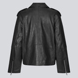 Sort læderjakke i blød lammelæder med skrå lynlås foran, revers med trykknapper og lange ærmer med lynlås forneden. HullaMD solid jacket har skrå forlommer med lynlås foran og er med foer. Modellen er 175 cm og har en størrelse S/36 på.<br>