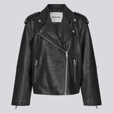 Sort læderjakke i blød lammelæder med skrå lynlås foran, revers med trykknapper og lange ærmer med lynlås forneden. HullaMD solid jacket har skrå forlommer med lynlås foran og er med foer. Modellen er 175 cm og har en størrelse S/36 på.<br>