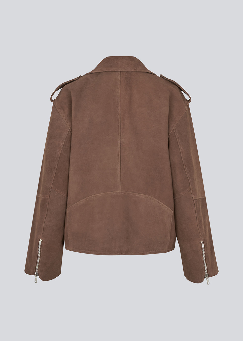 Vores mest populære læderjakke Hullamd jacket er nu endelig landet i ruskind. Eksklusiv læderjakke i 100% gedeskind. Hullamd suede jacket har klassiske detaljer som skulderstropper og sølvlynlåse. Et stilfuldt statement-piece, der løfter enhver garderobe sæson efter sæson.