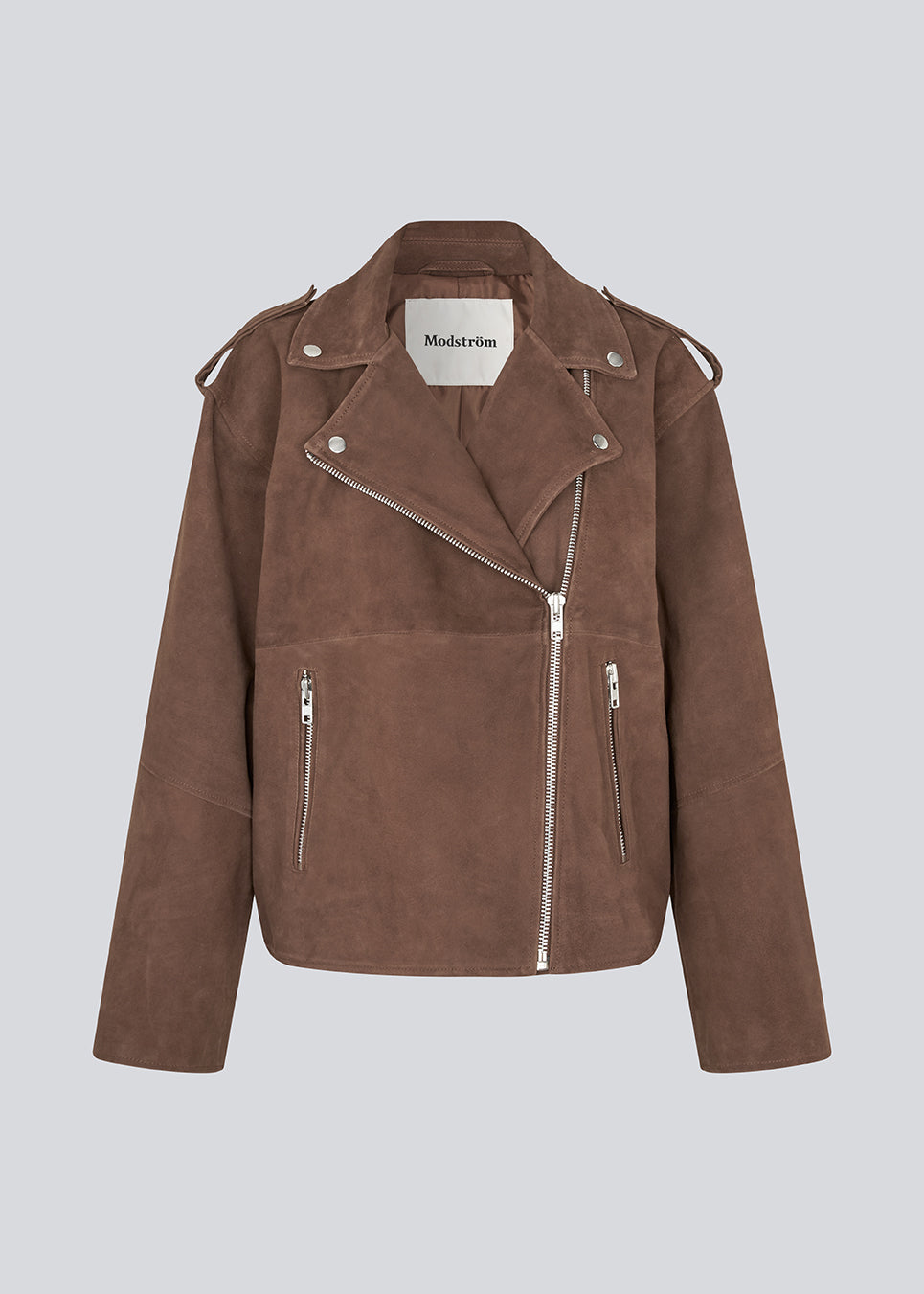 Vores mest populære læderjakke Hullamd jacket er nu endelig landet i ruskind. Eksklusiv læderjakke i 100% gedeskind. Hullamd suede jacket har klassiske detaljer som skulderstropper og sølvlynlåse. Et stilfuldt statement-piece, der løfter enhver garderobe sæson efter sæson.