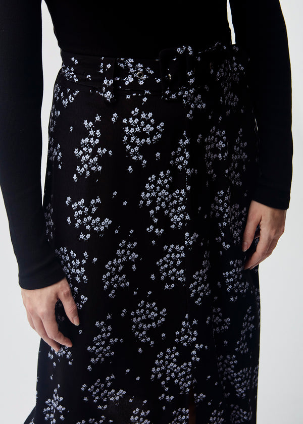 Midi-nederdel i let, vævet EcoVero viskose med blomsterprint. HunchMD long print skirt har høj talje med elastik.