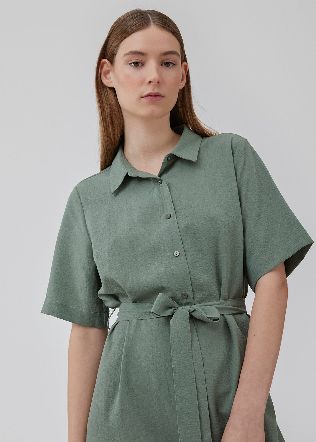 Maxi skjortekjole i let, genanvendt materiale. HuntleyMD dress har krave og knapper foran, korte ærmer og bindebælte i taljen. Modellen er 175 cm og har en størrelse S/36 på.