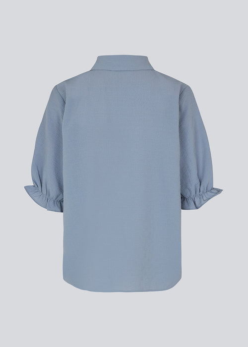 Skjorte med afslappet pasform i genanvendt materiale. HuntleyMD shirt har krave, knapluknig fortil og korte ærmer med flæsedetalje.