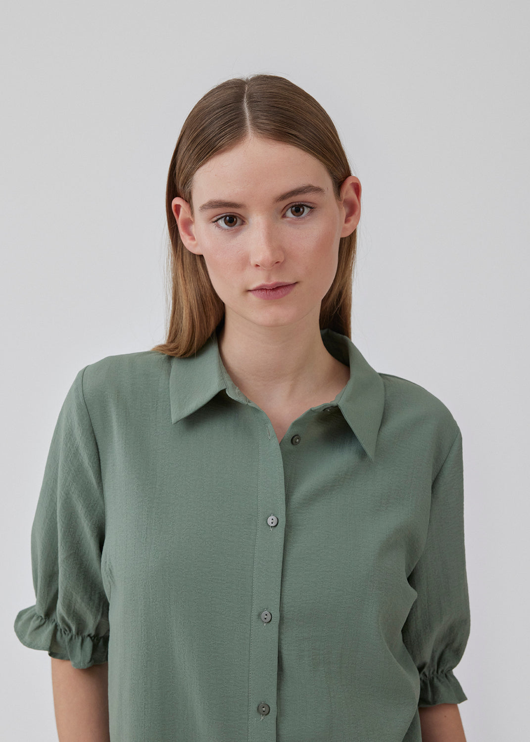 Skjorte med afslappet pasform i genanvendt materiale. HuntleyMD shirt har krave, knapluknig fortil og korte ærmer med flæsedetalje. Modellen er 175 cm og har en størrelse S/36 på.