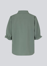 Skjorte med afslappet pasform i genanvendt materiale. HuntleyMD shirt har krave, knapluknig fortil og korte ærmer med flæsedetalje. Modellen er 175 cm og har en størrelse S/36 på.