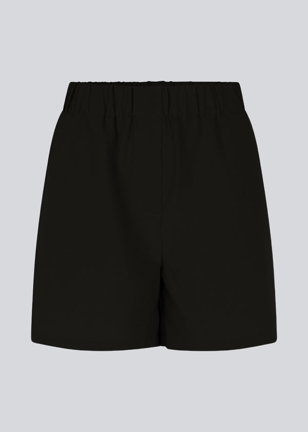 Shorts i sort med løst fit i genanvendt materiale. HuntleyMD shorts har en mellemhøj talje med beklædt elastik.