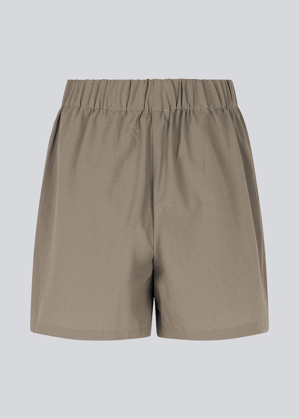 Shorts med løst fit i genanvendt materiale. HuntleyMD shorts har en mellemhøj talje med beklædt elastik. Modellen er 175 cm og har en størrelse S/36 på.