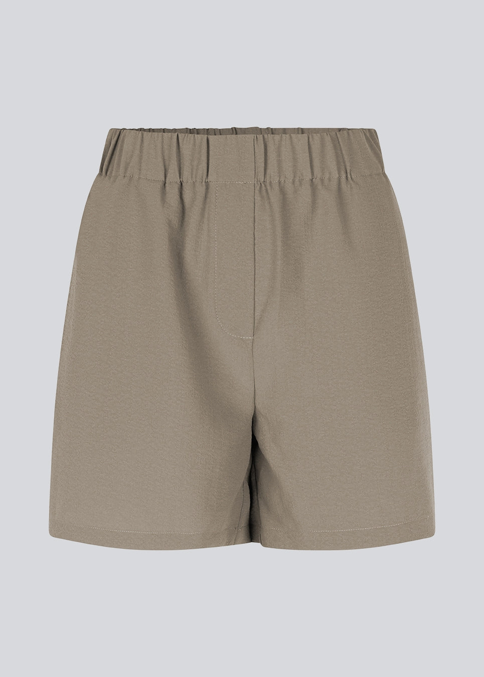 Shorts med løst fit i genanvendt materiale. HuntleyMD shorts har en mellemhøj talje med beklædt elastik. Modellen er 175 cm og har en størrelse S/36 på.