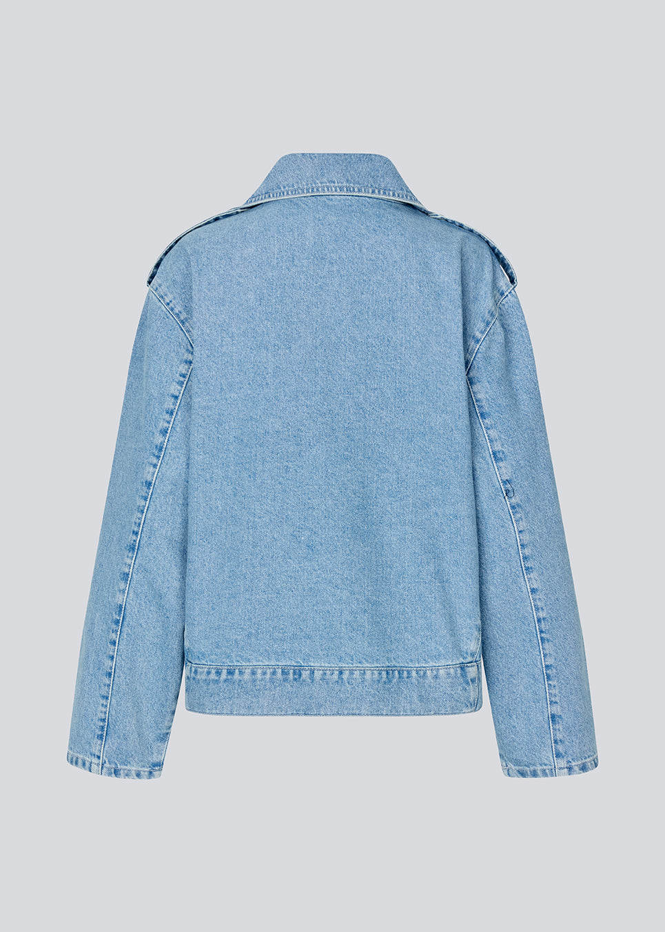 Denne helt fantastiske denimjakke i nyt snit med skrå lynlås foran og revers med trykknapper. IbenMD jacket er lavet med inspiration fra vores absolutte bedst solgte læderjakke HUllaMD jacket og har skrå forlommer med lynlås foran. Hop med på trenden og shop en denim jakke.