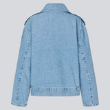 Denne helt fantastiske denimjakke i nyt snit med skrå lynlås foran og revers med trykknapper. IbenMD jacket er lavet med inspiration fra vores absolutte bedst solgte læderjakke HUllaMD jacket og har skrå forlommer med lynlås foran. Hop med på trenden og shop en denim jakke.