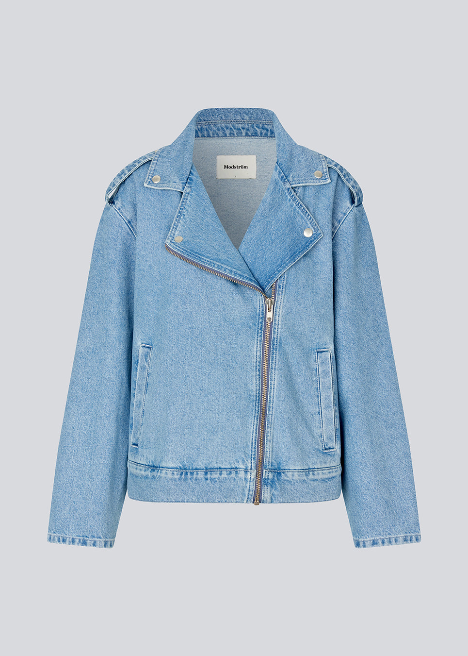 Denne helt fantastiske denimjakke i nyt snit med skrå lynlås foran og revers med trykknapper. IbenMD jacket er lavet med inspiration fra vores absolutte bedst solgte læderjakke HUllaMD jacket og har skrå forlommer med lynlås foran. Hop med på trenden og shop en denim jakke.