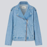 Denne helt fantastiske denimjakke i nyt snit med skrå lynlås foran og revers med trykknapper. IbenMD jacket er lavet med inspiration fra vores absolutte bedst solgte læderjakke HUllaMD jacket og har skrå forlommer med lynlås foran. Hop med på trenden og shop en denim jakke.