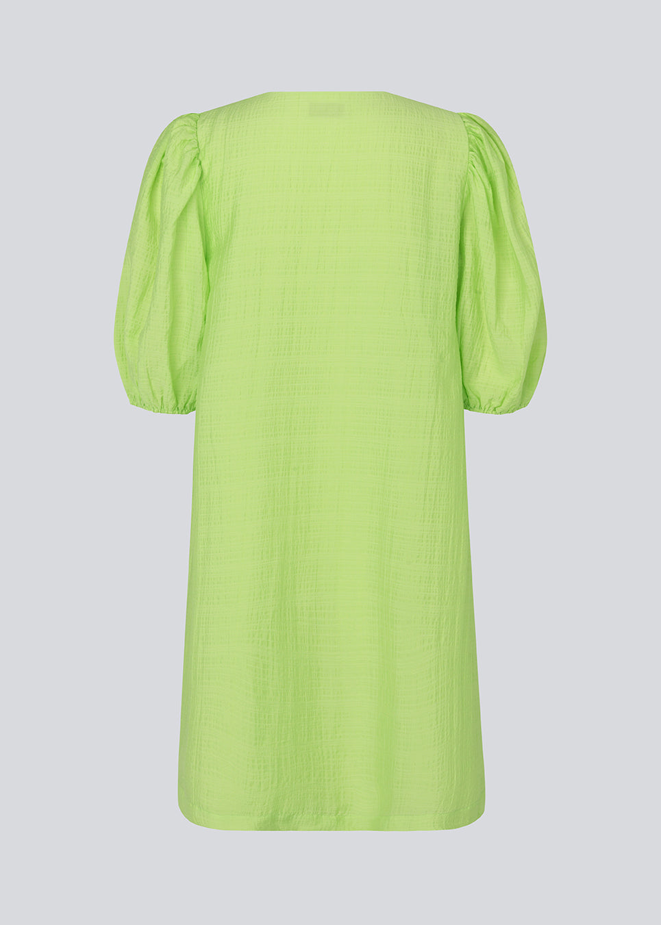 Midi kjole i lime grøn med en løs pasform og V-halsudskæring. IbiMD flare dress har pufærmer i 3/4 ærmelænge med elastik.