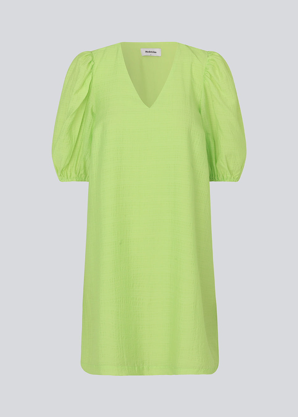 Midi kjole i lime grøn med en løs pasform og V-halsudskæring. IbiMD flare dress har pufærmer i 3/4 ærmelænge med elastik.