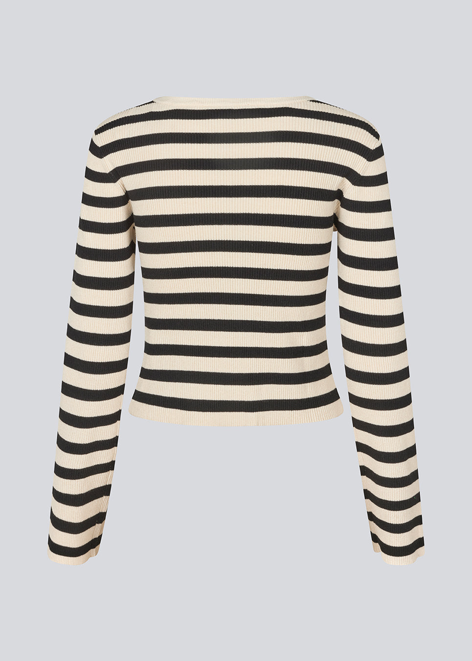 Langærmet trøje i ribstrikket. IbrahimMD o-neck ribkant. Langærmet trøje I ribstrikket. IbrahimMD o-neck er tætsiddende, har en slids i ærmet og ribkant. Trøjen er beige med sorte striber.