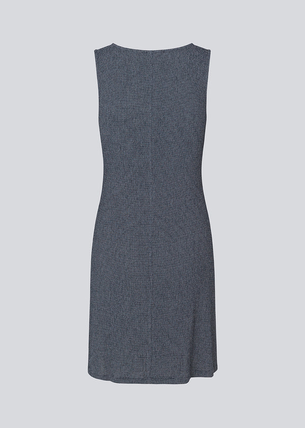 Ærmeløs kjole i elastisk, struktureret materiale. IbsenMD dresss har en a-facon og rund hals.