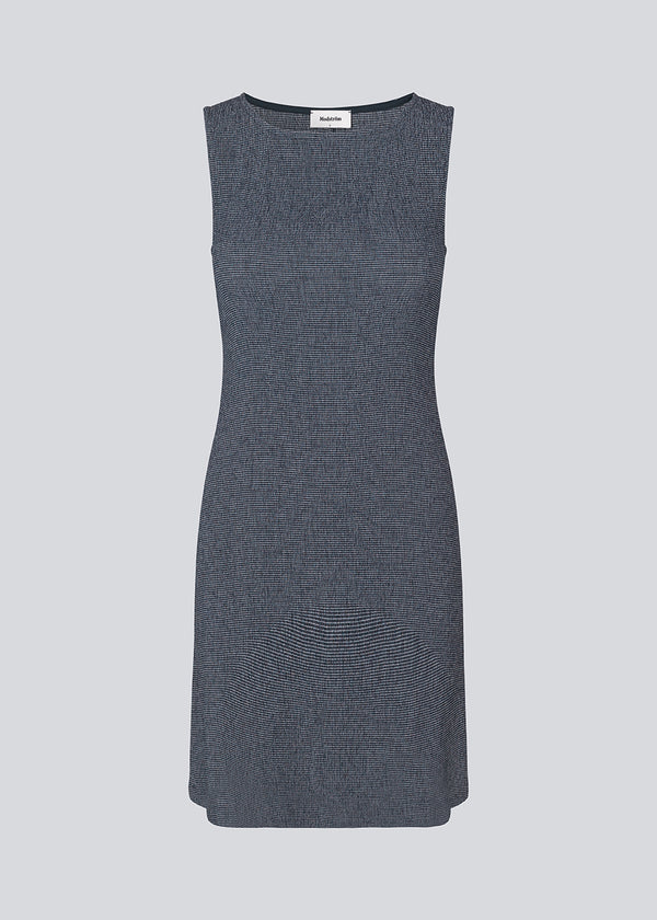 Ærmeløs kjole i elastisk, struktureret materiale. IbsenMD dresss har en a-facon og rund hals.