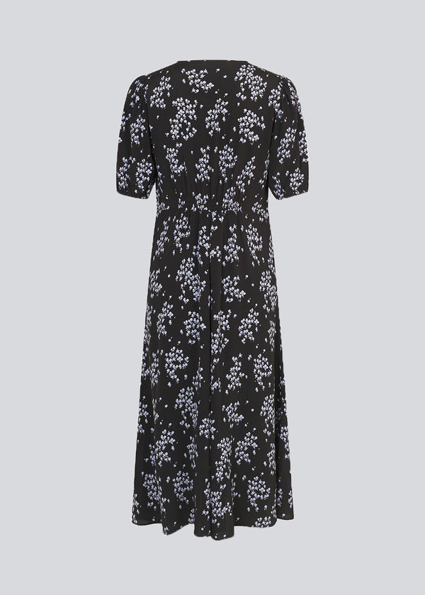 Feminin kjole i romantisk blomsterprint og EcoVero viskose. Idalina print dress er lang og har smukke smock detaljer ved skulder og talje. Modellen er 174 cm og har en størrelse S/36 på
