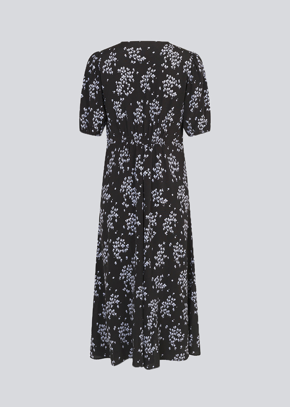 Feminin kjole i romantisk blomsterprint og EcoVero viskose. Idalina print dress er lang og har smukke smock detaljer ved skulder og talje. Modellen er 174 cm og har en størrelse S/36 på