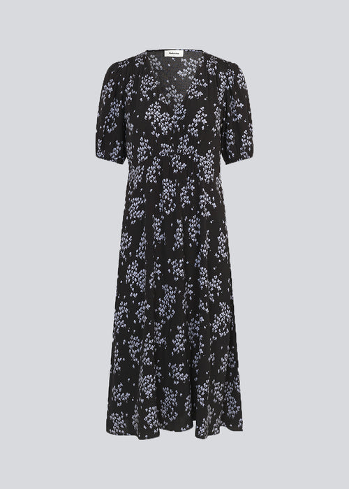 Feminin kjole i romantisk blomsterprint og EcoVero viskose. Idalina print dress er lang og har smukke smock detaljer ved skulder og talje. Modellen er 174 cm og har en størrelse S/36 på