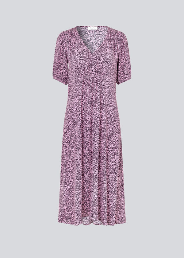 Feminin kjole i romantisk leo print i rosa. Idalina print dress er lang og har smukke smock detaljer ved skulder og talje. <br>
