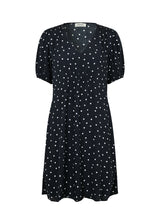 Feminin kjole i blomsterprint. IdalinaMD print short dress er kort, med korte ærmer og har smock detaljer ved skulder og talje. Modellen er 177 cm og har en størrelse S/36 på.