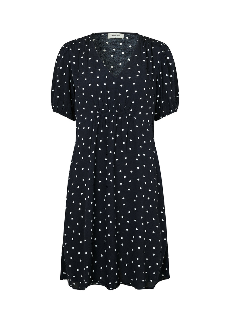 Feminin kjole i blomsterprint. IdalinaMD print short dress er kort, med korte ærmer og har smock detaljer ved skulder og talje. Modellen er 177 cm og har en størrelse S/36 på.
