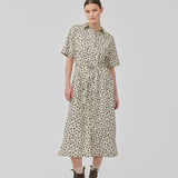 Maxi skjortekjole med korte ærmer. IggaMD dress har en skjortekrave og knapper foran og et bindebånd i taljen. Modellen er 177 cm og har en størrelse S/36 på.