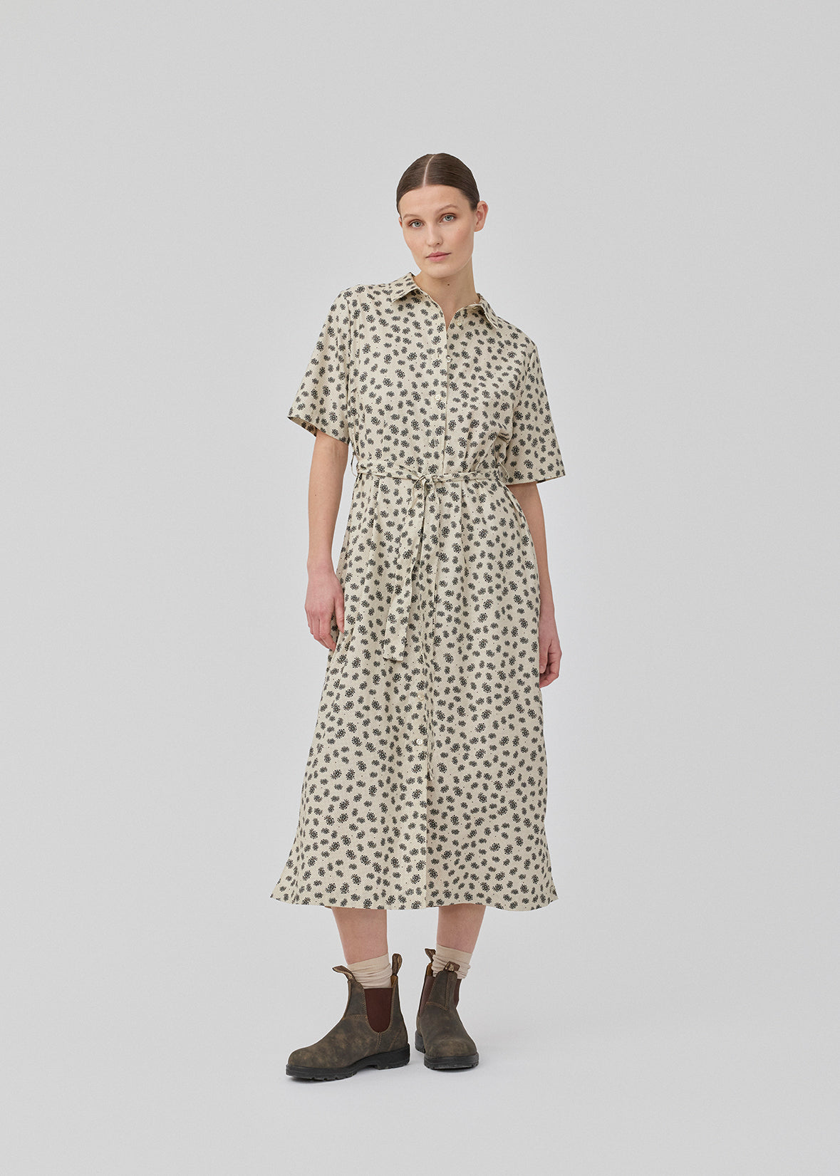 Maxi skjortekjole med korte ærmer. IggaMD dress har en skjortekrave og knapper foran og et bindebånd i taljen. Modellen er 177 cm og har en størrelse S/36 på.