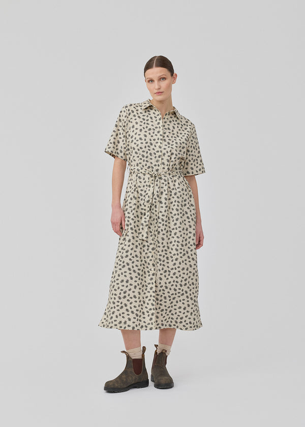 Maxi skjortekjole med korte ærmer. IggaMD dress har en skjortekrave og knapper foran og et bindebånd i taljen. Modellen er 177 cm og har en størrelse S/36 på.