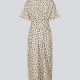 Maxi skjortekjole med korte ærmer. IggaMD dress har en skjortekrave og knapper foran og et bindebånd i taljen. Modellen er 177 cm og har en størrelse S/36 på.