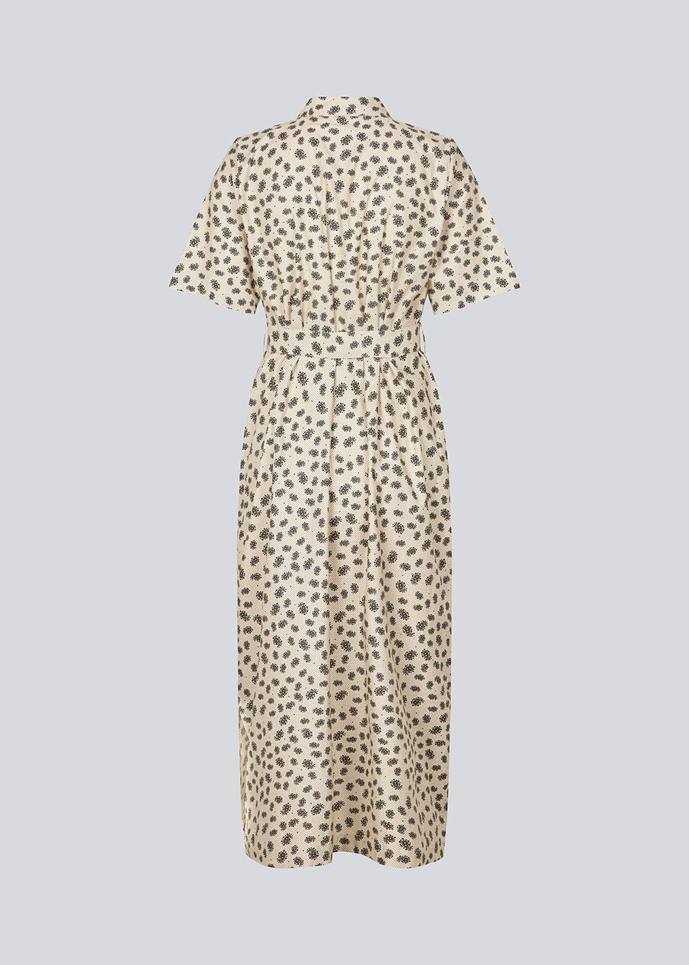 Maxi skjortekjole med korte ærmer. IggaMD dress har en skjortekrave og knapper foran og et bindebånd i taljen. Modellen er 177 cm og har en størrelse S/36 på.