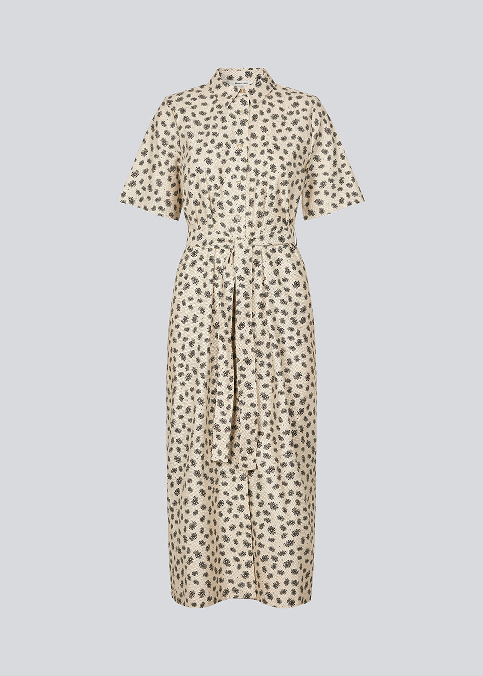 Maxi skjortekjole med korte ærmer. IggaMD dress har en skjortekrave og knapper foran og et bindebånd i taljen. Modellen er 177 cm og har en størrelse S/36 på.