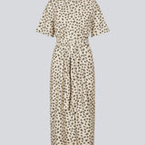 Maxi skjortekjole med korte ærmer. IggaMD dress har en skjortekrave og knapper foran og et bindebånd i taljen. Modellen er 177 cm og har en størrelse S/36 på.
