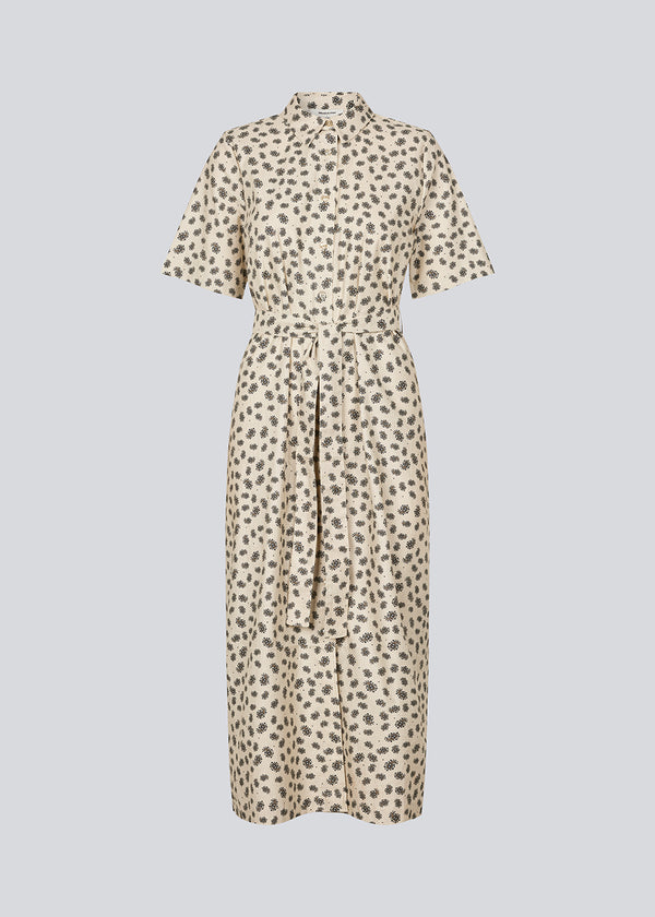 Maxi skjortekjole med korte ærmer. IggaMD dress har en skjortekrave og knapper foran og et bindebånd i taljen. Modellen er 177 cm og har en størrelse S/36 på.